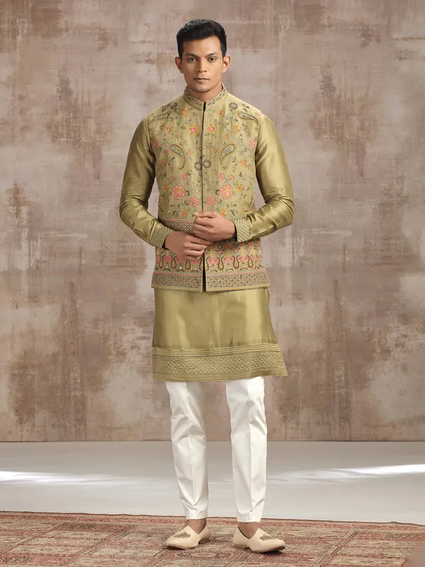 Earth green silk waistcoat set with embroidery
