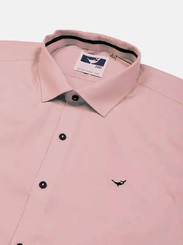Frio casual cotton shirt in solid pink color