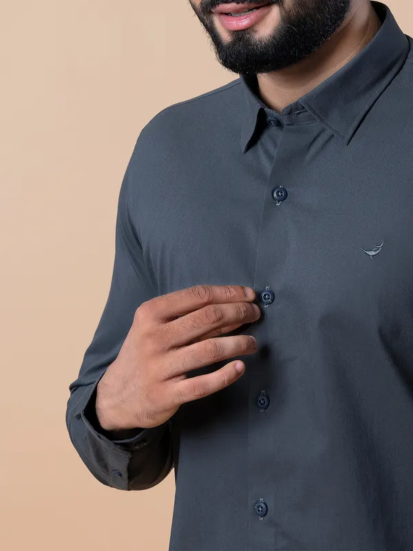 Frio dark grey cotton regular fit shirt