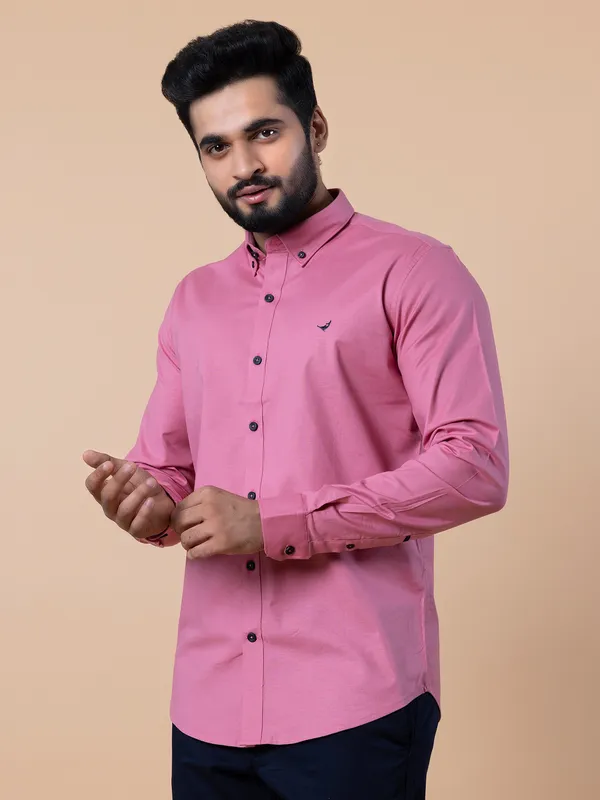 Frio plain cotton pink casual slim fit shirt