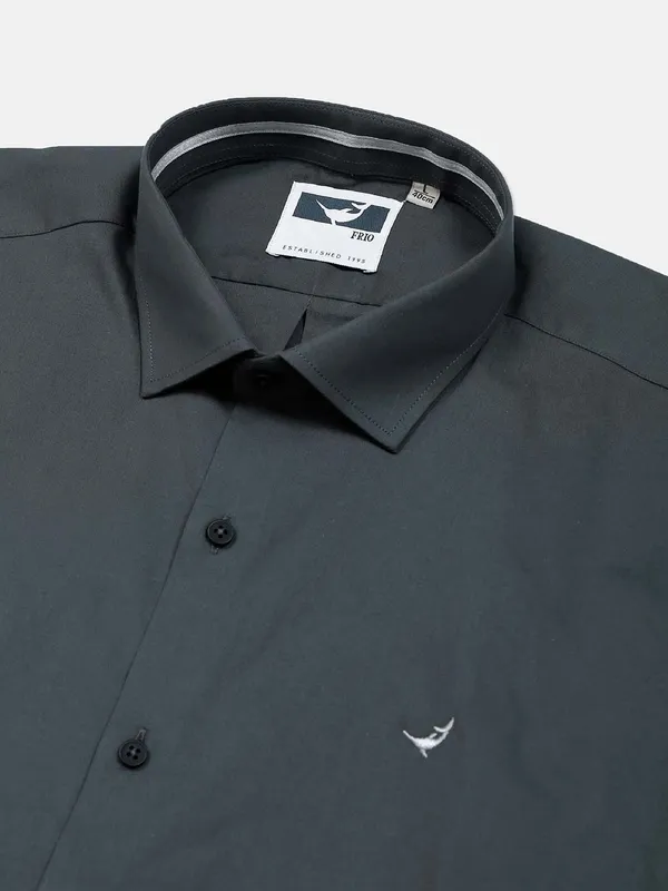 Frio solid dark grey slim fit cotton shirt