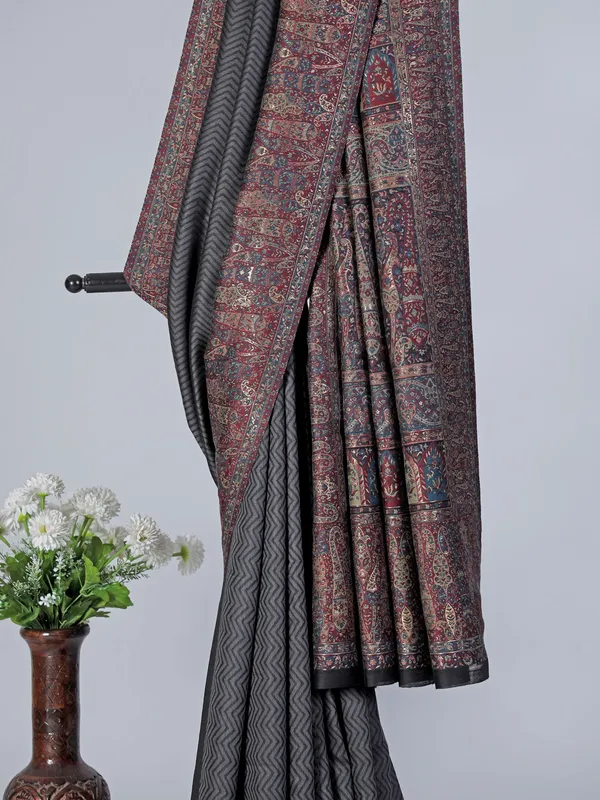 Grey silk saree with zig zag print and contrast border