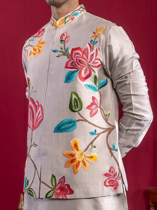 Grey silk waistcoat set with embroidery