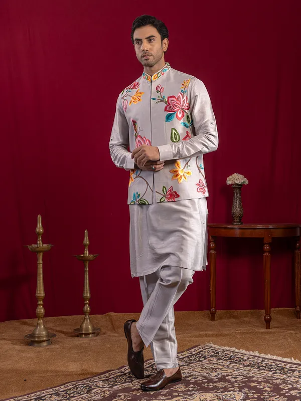 Grey silk waistcoat set with embroidery