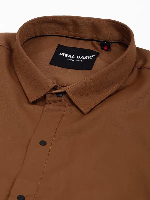 I Real basic brown hued shirt