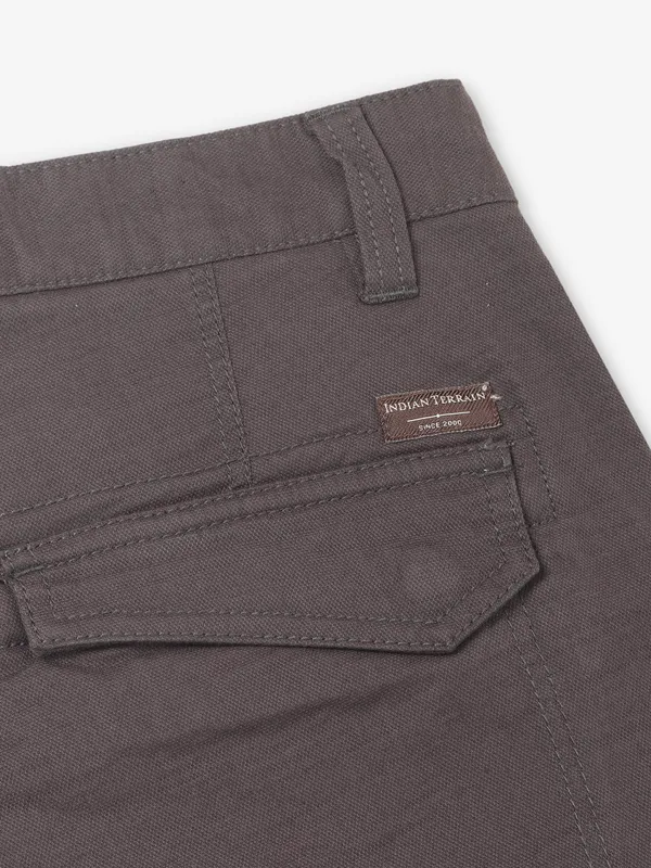 INDIAN TERRAIN grey cotton solid trouser for men