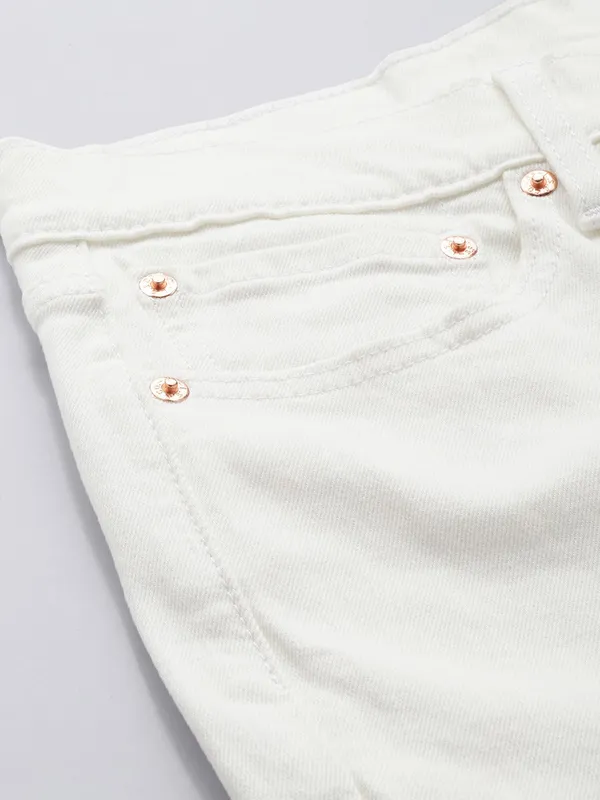 LEVIS solid white denim jeans