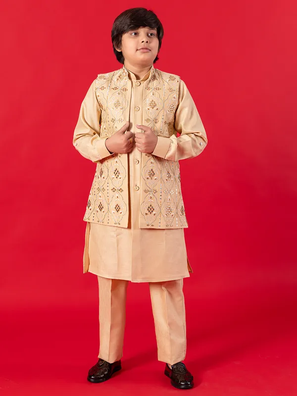 Light brown waistcoat set with embroidey embellishment