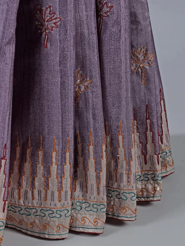 Light purple silk saree featuring traditional thread weaving