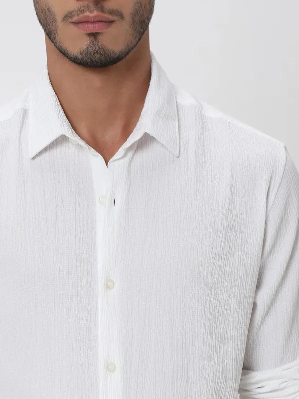 MUFTI solid textured white slim fit casual wear shirt
