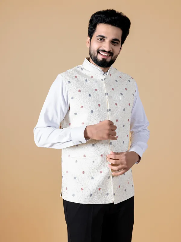 Off white embroidery waistcoat in silk