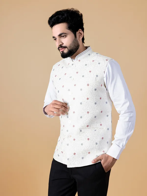 Off white embroidery waistcoat in silk