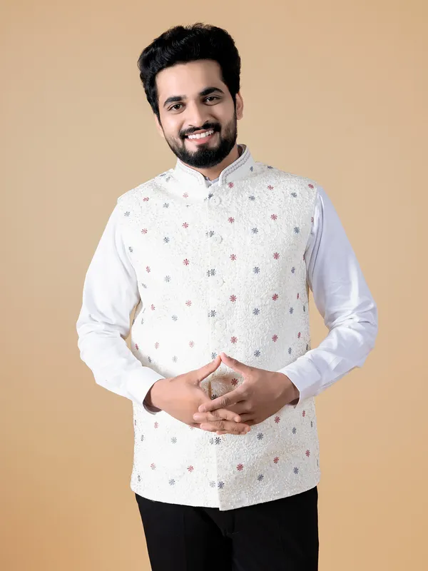 Off white embroidery waistcoat in silk