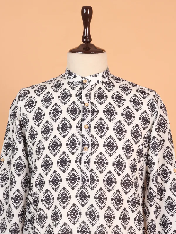 Off white kurta with beautiful print in cotton fabric
