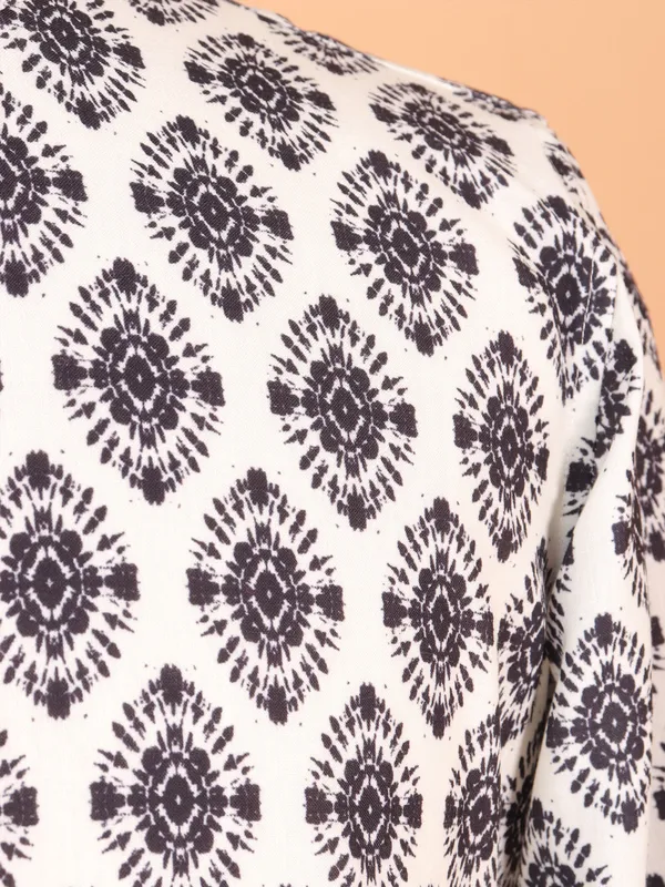 Off white kurta with beautiful print in cotton fabric
