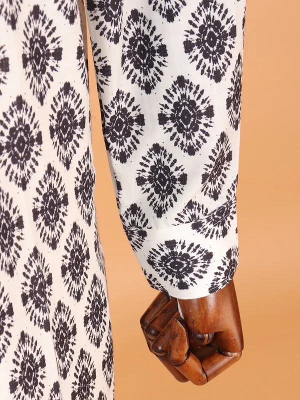 Off white kurta with beautiful print in cotton fabric