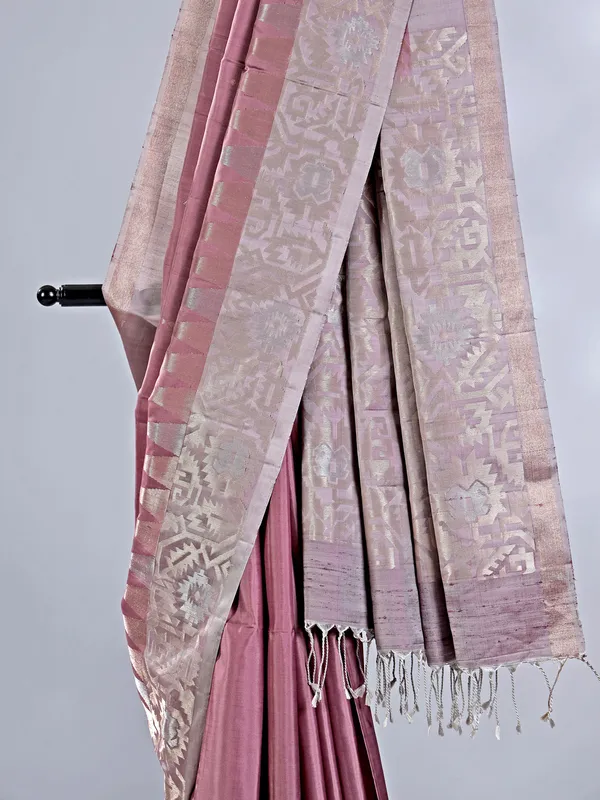 Onion pink silk saree with exquisite zari accents