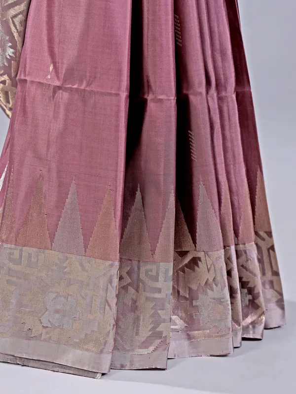 Onion pink silk saree with exquisite zari accents