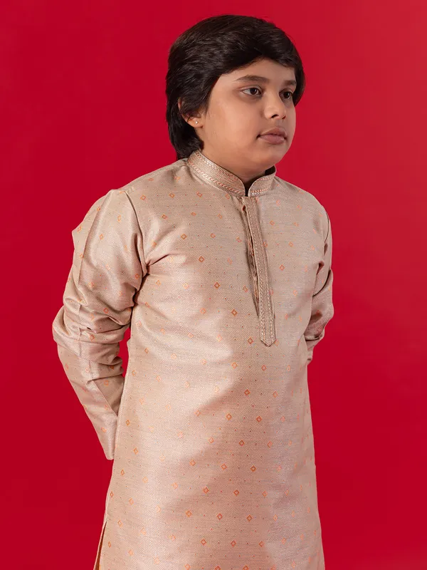 Peach silk kurta set with jacquard print