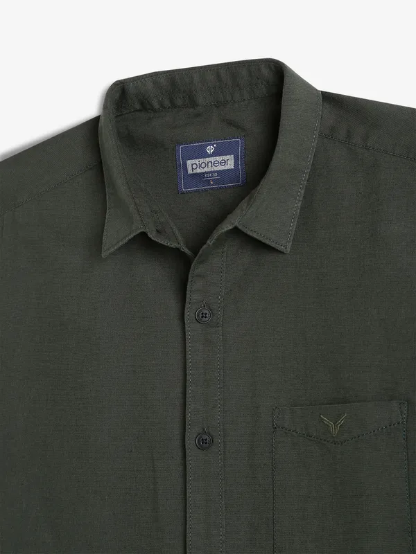 PIONEER plain dark green linen shirt