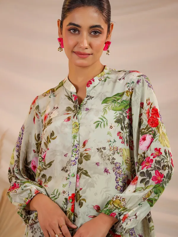 Pista green printed women top in crepe