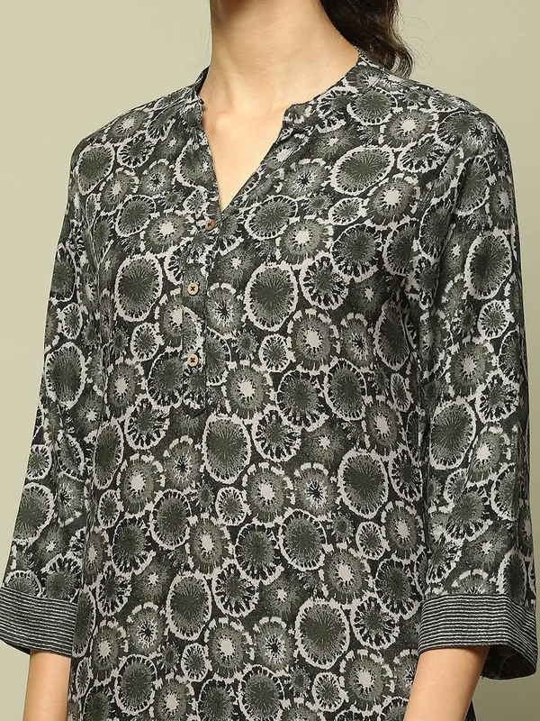 RANGRITI beautiful olive printed straight kurti