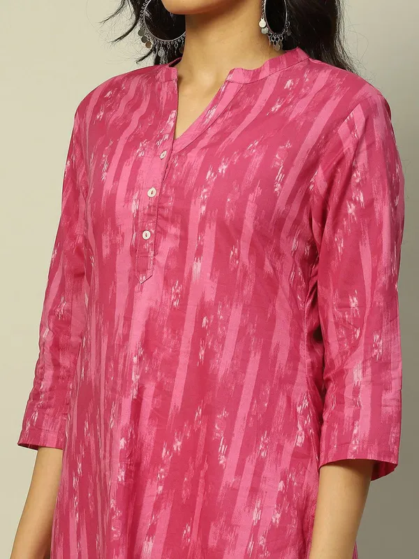 RANGRITI straight pink printed kurti