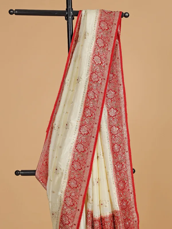 Red dola silk saree for wedding occasion