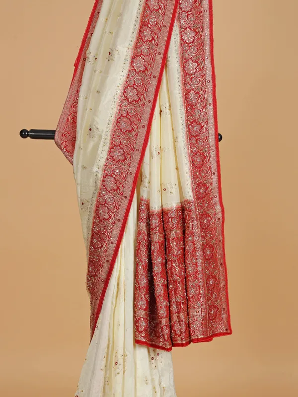 Red dola silk saree for wedding occasion