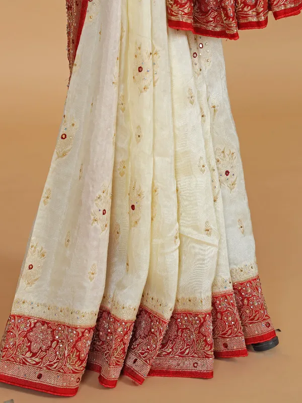 Red dola silk saree for wedding occasion
