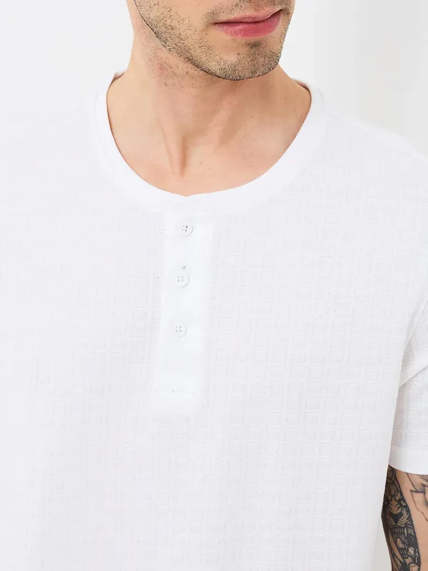 SPYKAR solid white cotton slim fit t-shirt for men