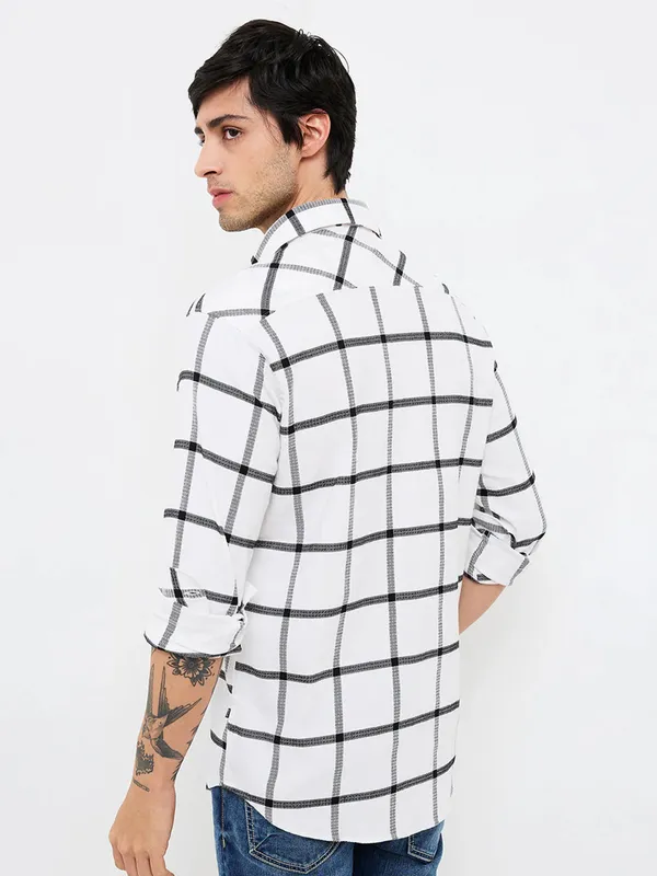 SPYKAR white checkered slim fit casual shirt for men