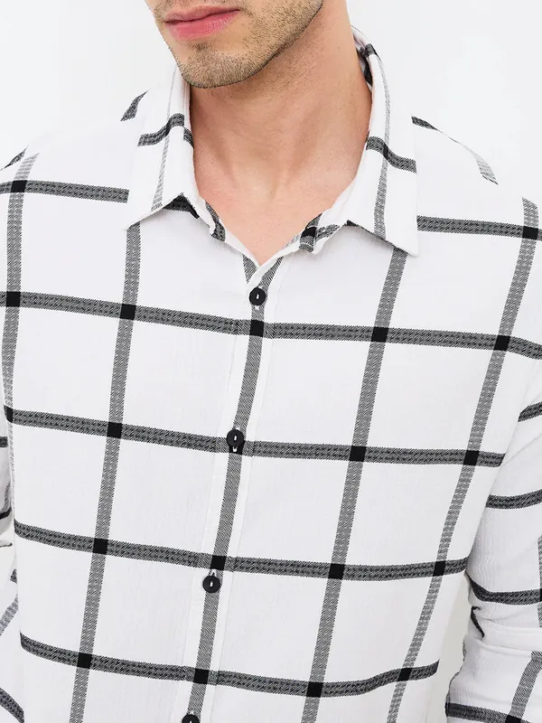 SPYKAR white checkered slim fit casual shirt for men