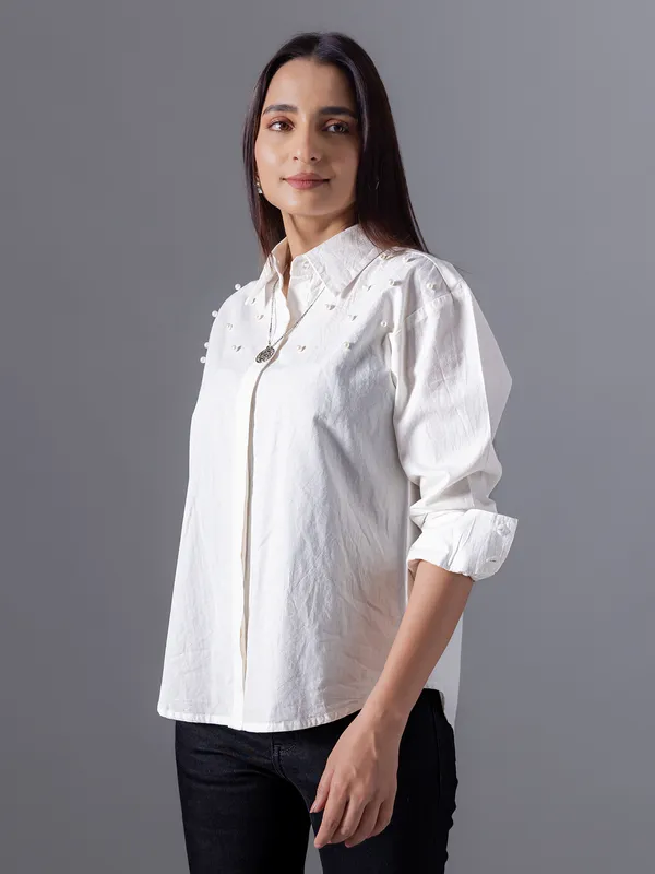 White cotton shirt for casual wear