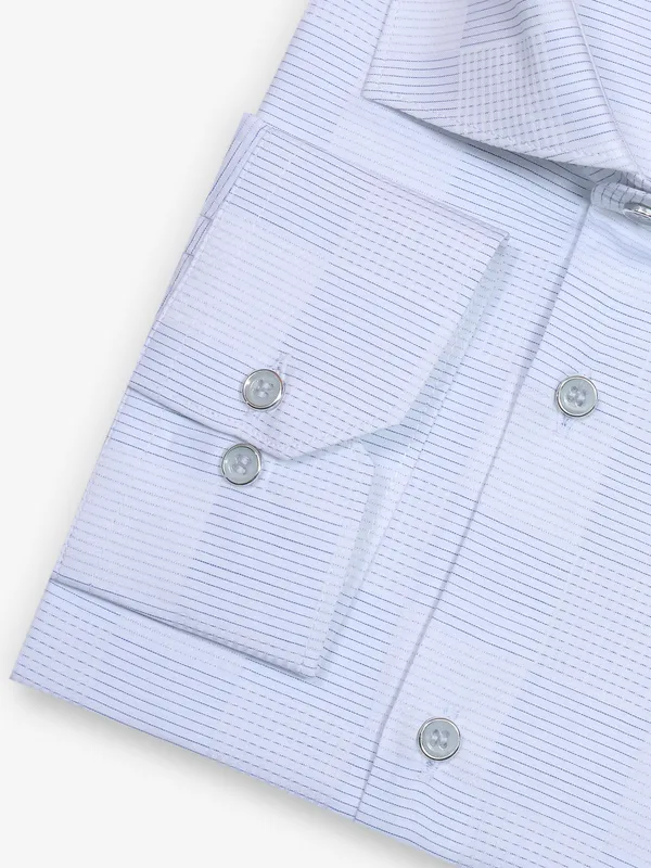 White cotton shirt with blue thread
