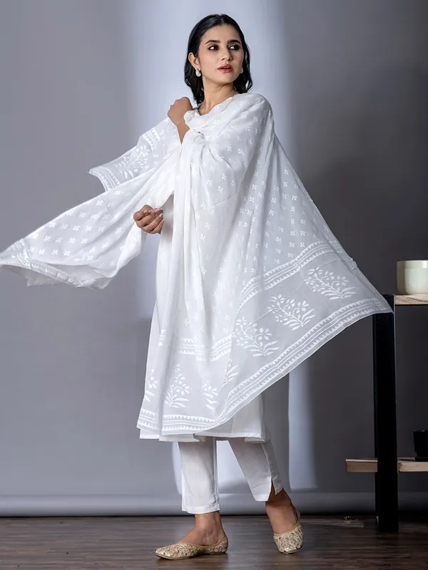 White kurti set for women in cotton with dupatta