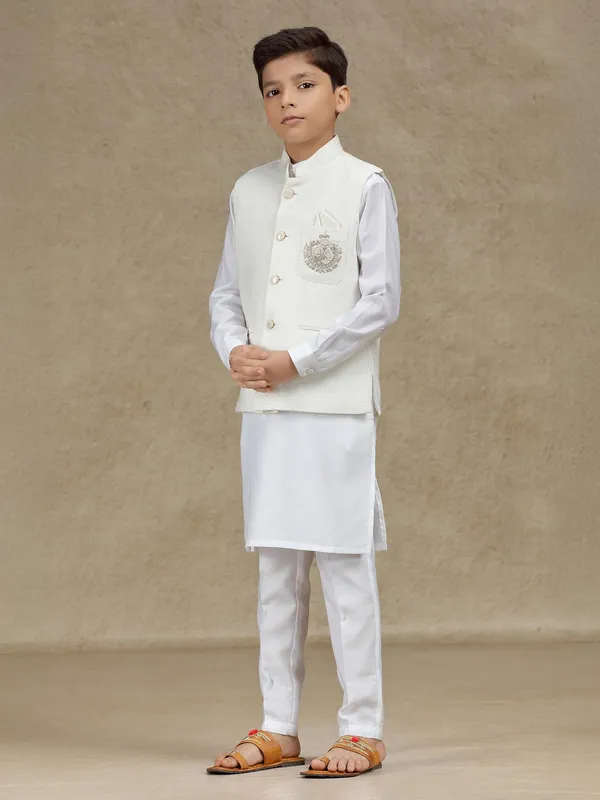 White waistcoat set in jute