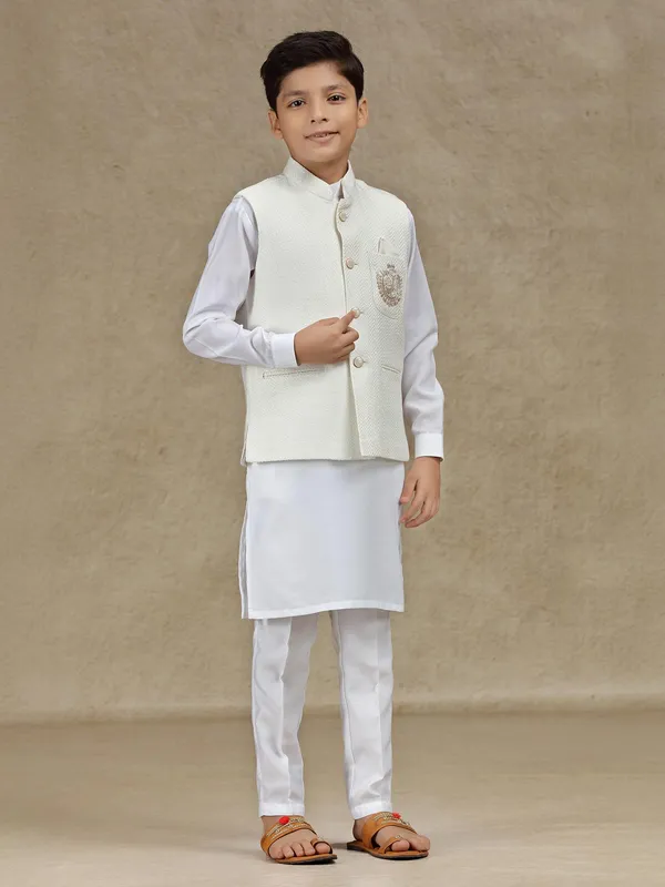 White waistcoat set in jute