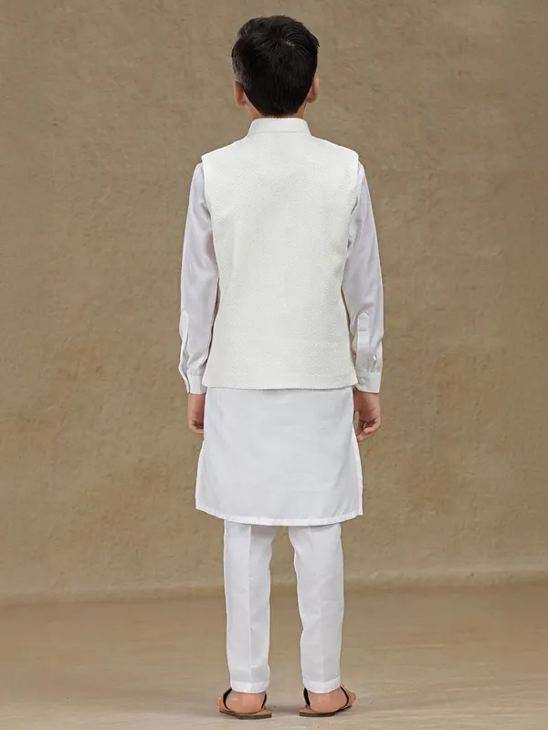 White waistcoat set in jute