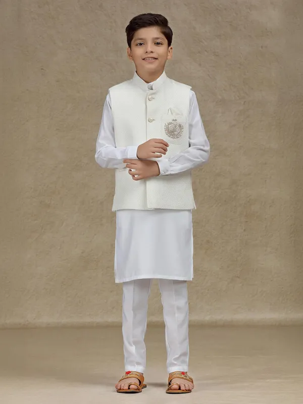 White waistcoat set in jute
