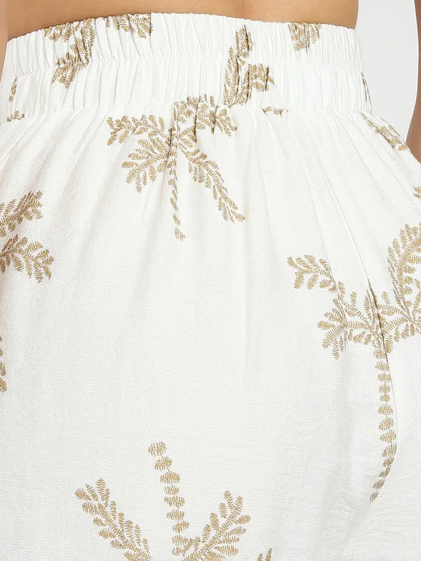 White woman co-ord set in linen cotton
