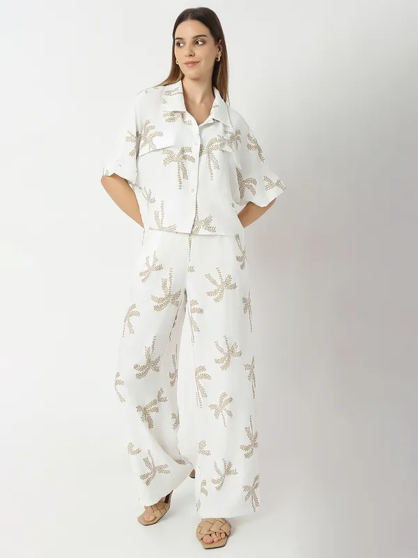 White woman co-ord set in linen cotton