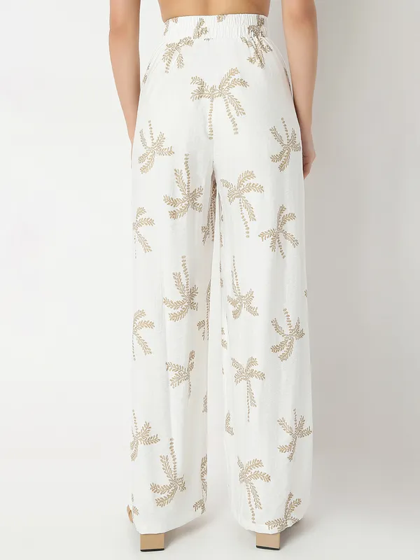 White woman co-ord set in linen cotton