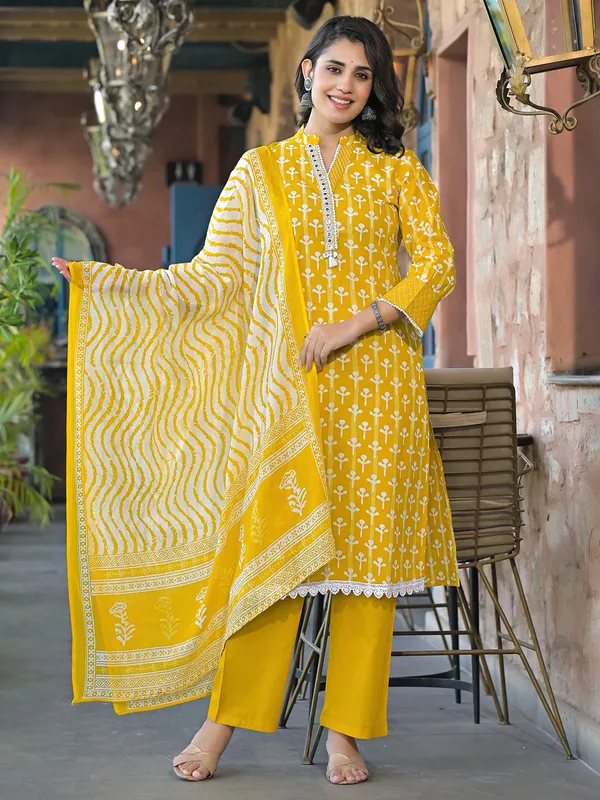 Yellow cotton printed kurti set with aabla work