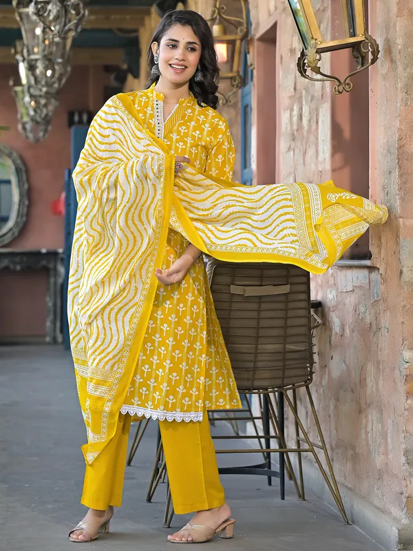 Yellow cotton printed kurti set with aabla work