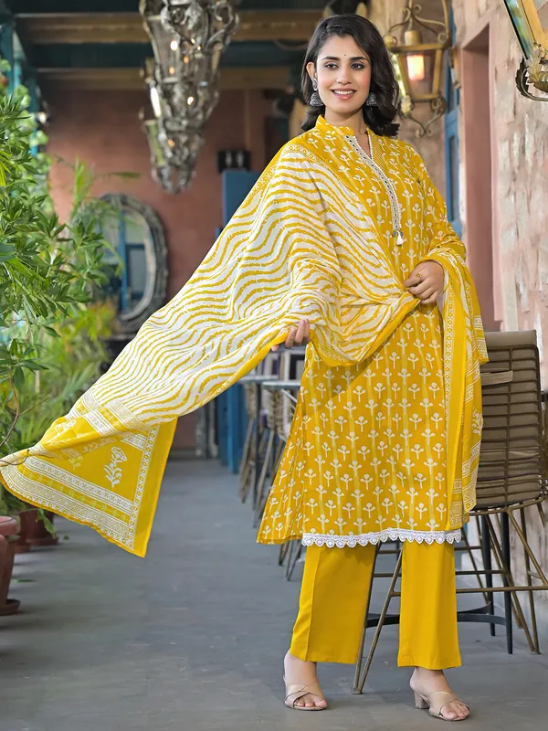 Yellow cotton printed kurti set with aabla work