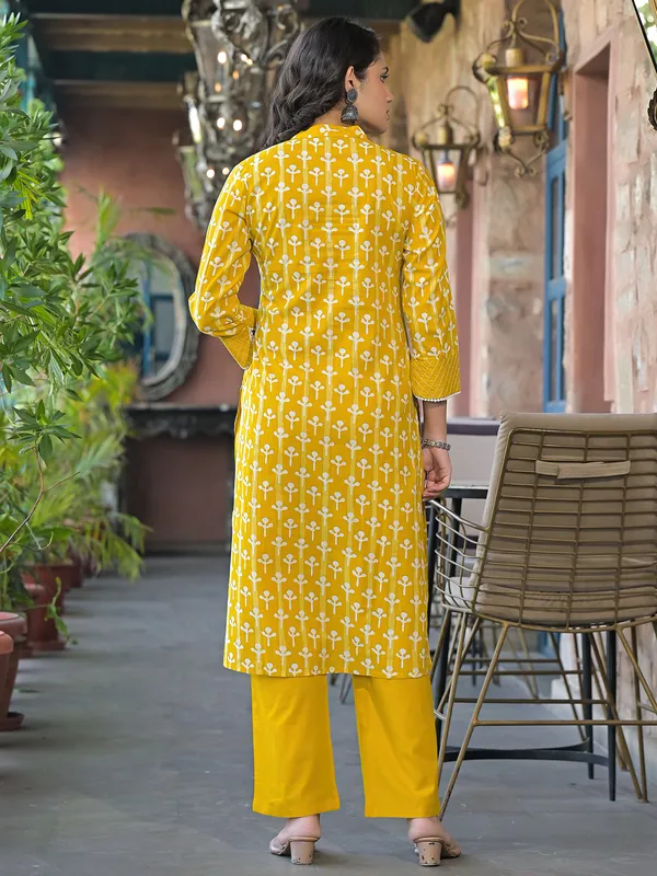 Yellow cotton printed kurti set with aabla work