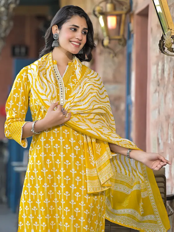 Yellow cotton printed kurti set with aabla work