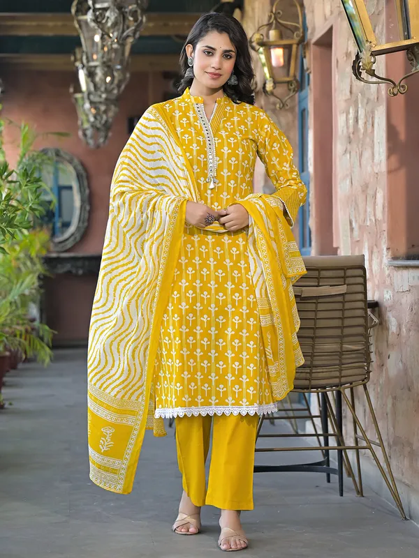 Yellow cotton printed kurti set with aabla work