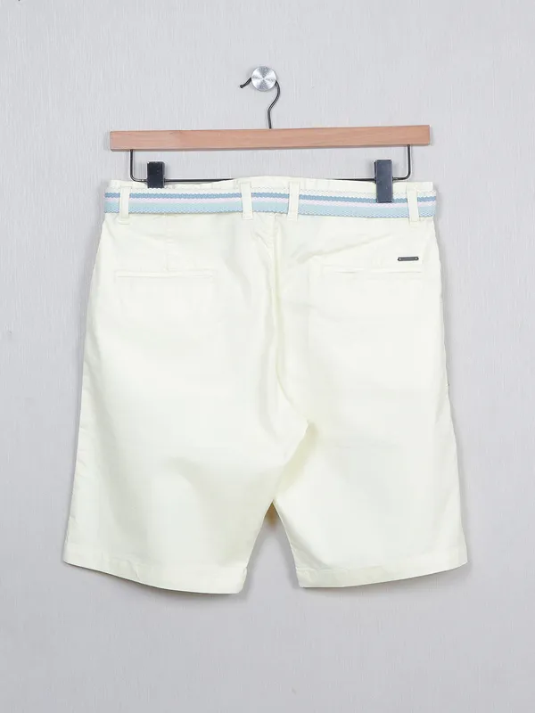 Yellow shade cotton slim fit shorts for men